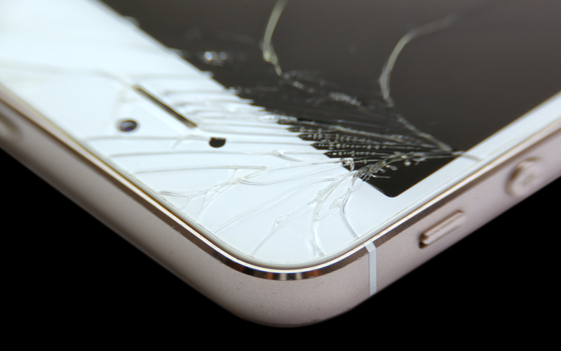 iPhoneの画面に細かい傷が…修理？放置？最善策を解説