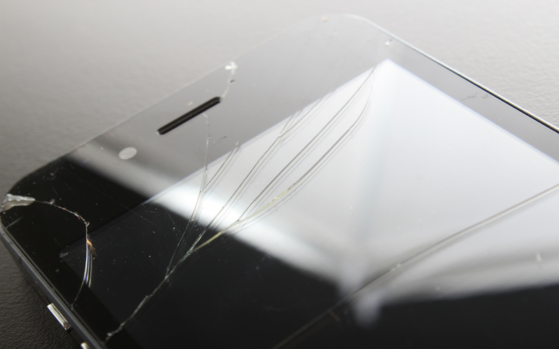 iPhoneの画面浮きは放置厳禁！操作に支障がなくても修理に出すべき理由とは。